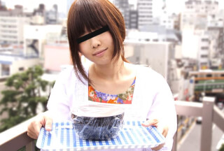10musume 天然むすめ 112320_01 割烹着姿でレストランの宅配にきた人妻を口説いて遊んじゃいました 安田晴美