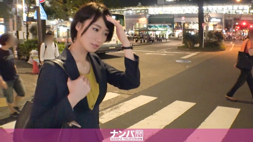 200GANA-2174 マジ軟派、初撮。 1403 溜まった性欲を食欲で発散するラーメン女子を確保！首筋の愛撫でスイッチオン！禁断のパンスト破りからのスーツ着衣プレイで大興奮！！スケベOLがおま○こビショビショにして悶絶セックス！！！