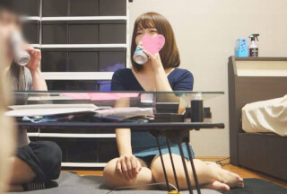 FC2PPV 1161746 宅飲み女性トーク覗き見！ぽちゃりでゆるそ～な娘が淡白な彼氏に不満たらたらで欲求爆発！むっちり太ももから覗くパンチラがエロい！こんな娘と今はただただヤリたいと思う………