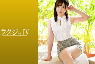 259LUXU-1230 ラグジュTV 1243 あどけない笑顔が素敵な百貨店販売員が登場！真面目そうな印象は仮の姿…スイッチが入ると淫乱な顔が顕になる！濃厚でねっとり味わうフェラテクと妖艶な腰使いで世の男性を骨抜きにする！