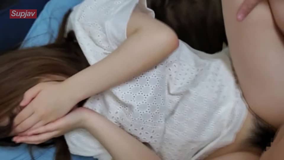 FC2PPV 2035621 【流出】Re:色白美乳で感度良好な後輩。部屋に連れ込み、ゴムを忘れたので中出しだドン!