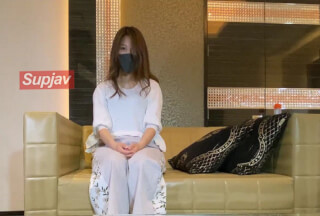 FC2PPV 1410382 初撮り！マリ23歳！現役の秘書が人生初の動画撮影★ロングヘアのスレンダー美女に背面手コキ、足コキをさせ最後は激しくハメて大量発射！