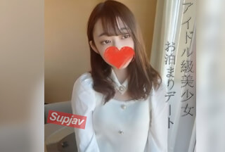 FC2PPV 2733769 アイドル級美少女ゆみちゃんと高級ホテルでお泊まりデート。優しい性格と極上の笑顔、さりげない仕草すべてが癒しをもたらす最高級美少女。その芸術的なスレンダーボディに興奮止まらず大量中出しエッチ２連発。
