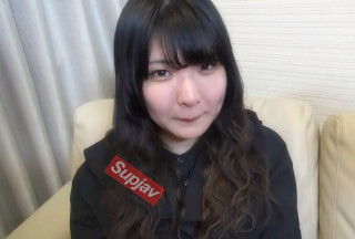 FC2PPV 2985092 一週間限定1480→2480【無修正／顔晒し】お金の為に出演を決意するも撮影でガチ泣き。中出し３Ｐでお詫びすることに。