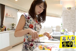300MIUM-332 【素人妻(欲求不満)、生中ナンパ！】料理上手なのに振舞うことも減ってきて…夜の営みもお預け状態な奥様と中出しセックス！ (羽幌ありさ)