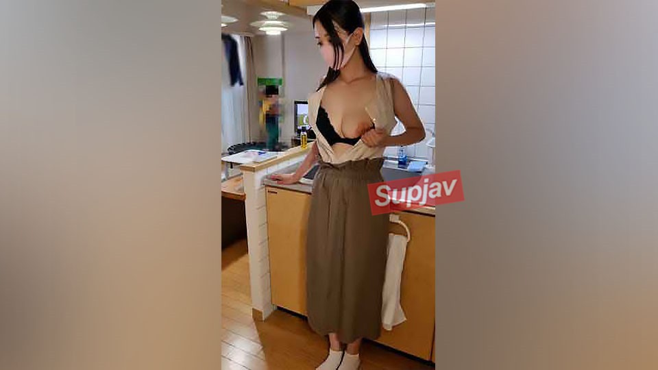 FC2PPV [Individual] Self-Proclaimed Former Gravure Busty Wife, Inserted In The Living Room With C******n. Until The 17th Until The C***d Found