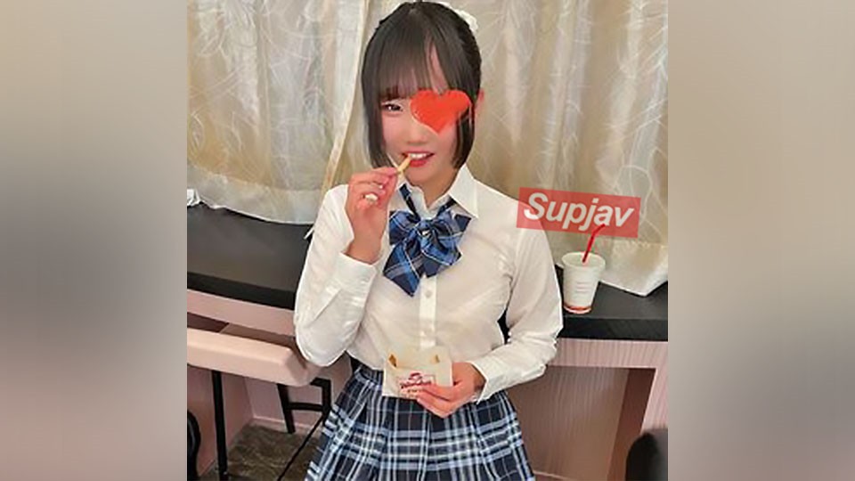 FC2PPV 3117128 ファストフード店でナンパした笑顔が可愛い10代現2年生。幼い顔の美巨乳と制服姿のむっちりな体がスケベすぎる。「中に出して…」なんて言われたら中出しするしかない。