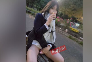 FC2PPV 【2005年生】色白巨乳美少.女④明るい公園でおもちゃを入れさせ散歩～2回中出し