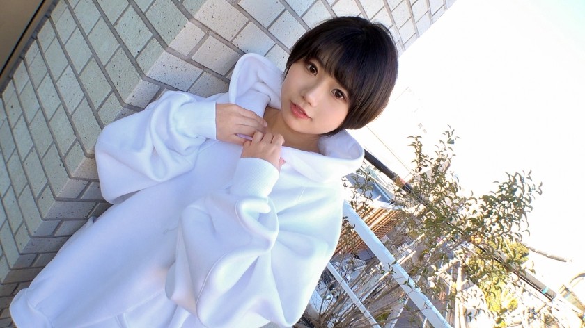 SIRO-5071 【可愛い顔して意外と変態？】ぶかぶかのパーカーを上に来ただけで、ズボンやスカートは穿かず(パーカーめくればすぐパンティ)という露出狂一歩手前みたいな格好でAV撮影にやってきたツワモノ少女。 ネットでAV応募→AV体験撮影 1982 (市川りく)