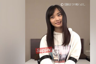 FC2PPV 3844469 18歳の誕生日に撮影　自前の制服に着替えてもらい生で挿入、未処理の陰毛を恥ずかしがる表情を横目に大量射精。