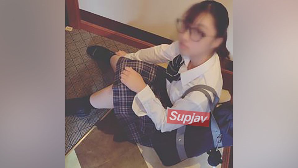 FC2PPV メガネの優等生・隠れ巨乳をゆらし生中出し