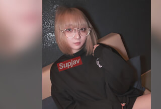 FC2PPV 4731301 【12迄990pt】【初撮】1/8歲専門1年生声優志望。ネカフェで声を押しころしてこっそりピストン。緊張感で興奮し、締め付けのパイパンマンコに種付け。