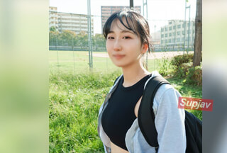 FC2PPV 4802052 [12月12日前990积分] [续] 一位田径俱乐部女孩，拥有超凡的敏感度和个性。她在田径比赛中获胜后，用一根巨根庆祝！“啊，别插那里！！”他猛烈地抽插她紧致美丽的臀部，并将大量的滚烫精液深深地射入她的阴道。