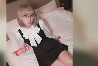 FC2PPV 4844916 [限时发行！] 一位身材娇小、18岁、超级敏感的年轻女孩在情侣店突破了自己的底线♡一声轻吟伴随着电动按摩器逸出，粉嫩的剃毛阴户被连续的活塞式抽插灌满精液。