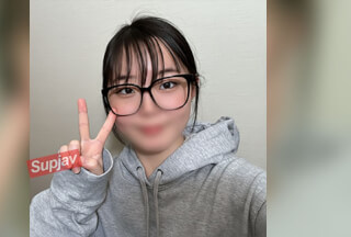 FC2PPV 4846759 【3/3迄1290pt】【初撮】※特典付　19歳文学部のガリ勉ムスメ。あどけないJDが(金)欠で撮影応募。おじさんに激しく突かれ痙攣しながら白目、　【中はダメ…】と言っても無視！剛毛マンコに中出し | FC2コンテンツマーケット