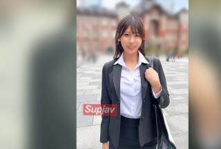 FC2PPV 4862899 *仅限首次* 一位在外国IT公司工作的28岁左右的美丽女性，在下班后的性爱中变成了一个淫荡的荡妇，阴道分泌物源源不断。[口交射精&体内射精]（雏实）[有]