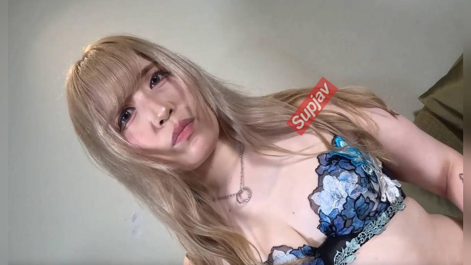 FC2PPV 4921659 [秘密版] [露脸] [爆臀] 在东京一家女子酒吧工作的露娜，拥有超过100厘米周长的爆臀，被猛操到阴道深处，达到高潮。她说如果被这样猛操她会疯掉的！