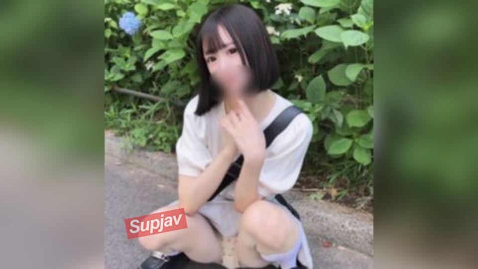 FC2PPV 4941025 *R18【极限】人气咖啡店女孩，身材娇小却拥有令人惊艳的妹妹般身材，在户外玩耍。在她娇小的身体里，半射半露，激发出各种淫荡的幻想。